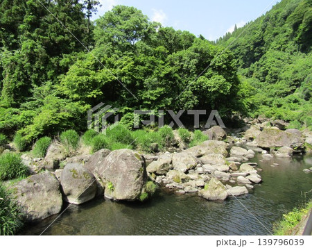 大分県竹田市、白水の滝に向かう道中の美しい新緑の風景 大分県竹田市、白水の滝に向かう道中の美しい新緑の風景 139796039