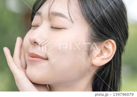 爽やかな若い女性の美容イメージ 139796079