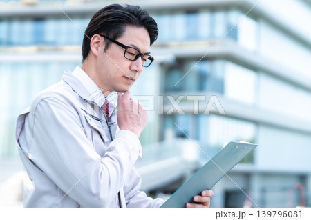 設計をシミュレーションするエンジニア 139796081