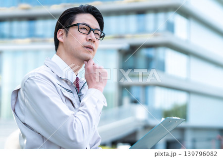 設計をシミュレーションするエンジニア 設計をシミュレーションするエンジニア 139796082