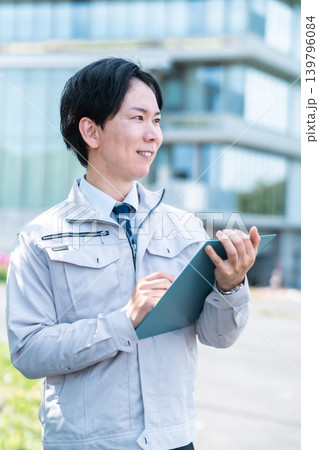 若いエンジニア 作業着にネクタイ 清潔感 建設 不動産 30代 若いエンジニア 作業着にネクタイ 清潔感 建設 不動産 30代 139796084
