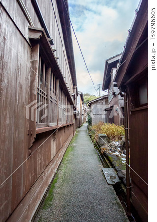 佐渡・宿根木の細い路地と木造家屋の風景 139796605