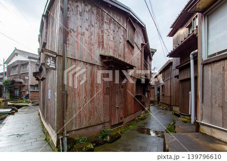 佐渡・宿根木の木造集落と細い路地 佐渡・宿根木の木造集落と細い路地 139796610