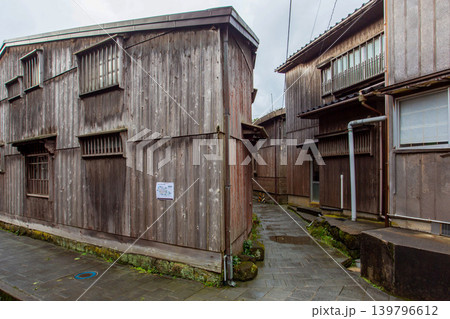 佐渡・宿根木の伝統的な木造家屋風景 佐渡・宿根木の伝統的な木造家屋風景 139796612