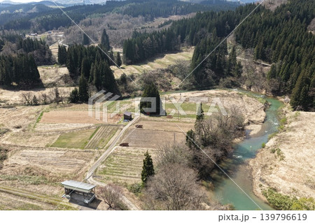 トトロの木鮭川村 日本の山間農村地帯と清流を捉えた早春の空撮写真 トトロの木鮭川村 日本の山間農村地帯と清流を捉えた早春の空撮写真 139796619