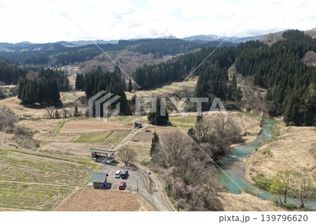 トトロの木鮭川村 東北地方の山間谷あい・清流と農地を望む空撮写真 トトロの木鮭川村 東北地方の山間谷あい・清流と農地を望む空撮写真 139796620