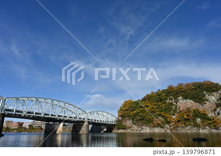 秋の鵜沼城跡と犬山橋 秋の鵜沼城跡と犬山橋 139796871