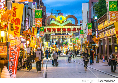 日本の東京都市景観 巣鴨地蔵通商店街(巣鴨地蔵通り商店街)などを望む。画面右側に高岩寺 日本の東京都市景観 巣鴨地蔵通商店街(巣鴨地蔵通り商店街)などを望む。画面右側に高岩寺 139796892