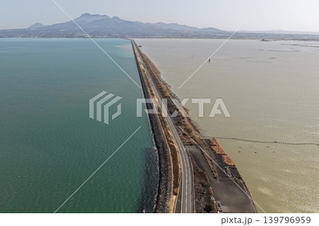 長崎県諫早干拓堤防道路と有明海を俯瞰した空撮写真 長崎県諫早干拓堤防道路と有明海を俯瞰した空撮写真 139796959