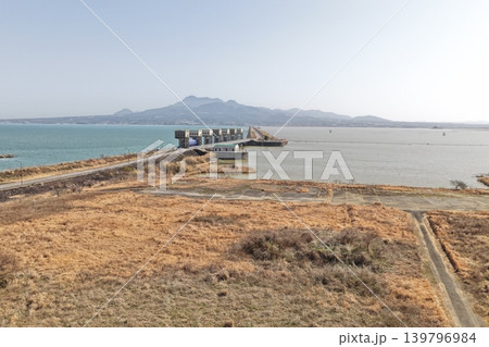 長崎県諫早湾干拓堤防水門と雲仙岳を望む空撮写真 長崎県諫早湾干拓堤防水門と雲仙岳を望む空撮写真 139796984