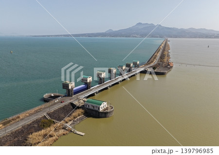 長崎県諫早湾干拓潮受堤防・排水門を俯瞰した空撮写真 長崎県諫早湾干拓潮受堤防・排水門を俯瞰した空撮写真 139796985