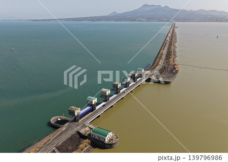 長崎県諫早湾干拓堤防道路と潮受け堤防水門の空撮写真 139796986