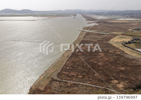 長崎県諫早干拓地と有明海を斜め俯瞰した冬の空撮写真 長崎県諫早干拓地と有明海を斜め俯瞰した冬の空撮写真 139796997