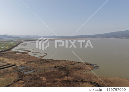 長崎県諫早干拓地と有明海の干潟を俯瞰した空撮写真 長崎県諫早干拓地と有明海の干潟を俯瞰した空撮写真 139797000