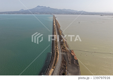 長崎県諫早干拓の堤防道路と有明海を俯瞰した空撮写真 長崎県諫早干拓の堤防道路と有明海を俯瞰した空撮写真 139797016
