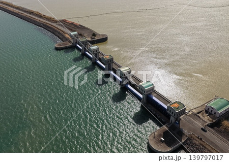 長崎県諫早湾干拓地の潮受け堤防排水門を俯瞰した空撮写真 長崎県諫早湾干拓地の潮受け堤防排水門を俯瞰した空撮写真 139797017