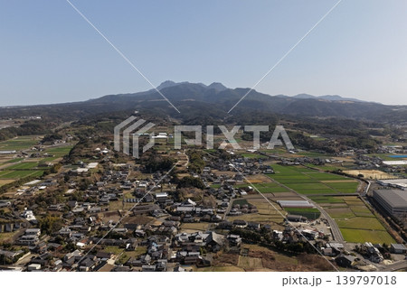 長崎県諫早市の農村集落と山を望む空撮写真 139797018