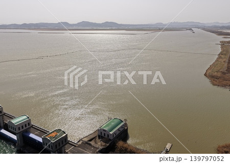 長崎県諫早湾干拓地の潮受け堤防水門と調整池を望む空撮写真 長崎県諫早湾干拓地の潮受け堤防水門と調整池を望む空撮写真 139797052