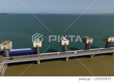 長崎県諫早湾干拓排水門と有明海を俯瞰した空撮写真 139797073
