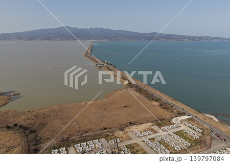 長崎県諫早湾干拓堤防と有明海を俯瞰した空撮写真 長崎県諫早湾干拓堤防と有明海を俯瞰した空撮写真 139797084