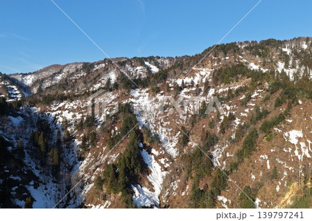 石川県白山・手取川流域の残雪の山岳渓谷を捉えた空撮写真 139797241