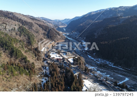 石川県白山市・手取川渓谷と山間集落を望む冬の空撮写真 139797245