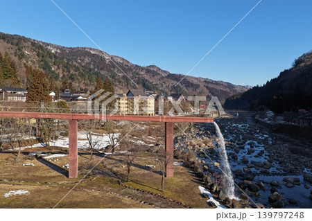 石川県白山市・手取川の赤い橋と滝を捉えた冬の空撮写真 石川県白山市・手取川の赤い橋と滝を捉えた冬の空撮写真 139797248