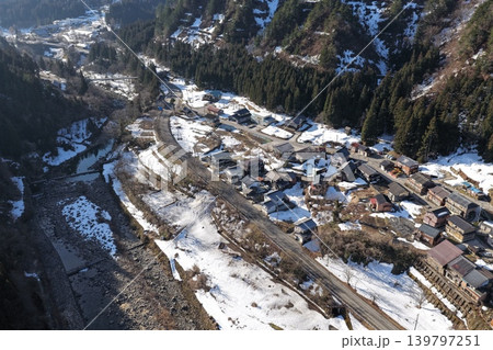 石川県白山市の山間集落と手取川渓谷を斜め俯瞰した冬の空撮写真 石川県白山市の山間集落と手取川渓谷を斜め俯瞰した冬の空撮写真 139797251