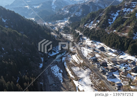 石川県白山市・手取川沿いの雪残る山間集落を望む空撮写真 石川県白山市・手取川沿いの雪残る山間集落を望む空撮写真 139797252