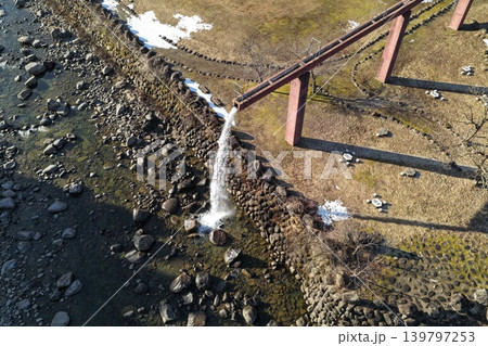 石川県白山市・手取川の滝と赤い橋脚を俯瞰した空撮写真 石川県白山市・手取川の滝と赤い橋脚を俯瞰した空撮写真 139797253