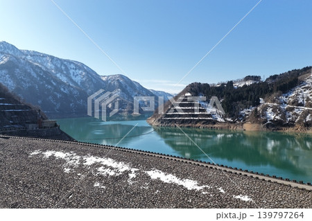石川県白山市・手取湖ダムと翠色の貯水池を望む冬の空撮写真 石川県白山市・手取湖ダムと翠色の貯水池を望む冬の空撮写真 139797264