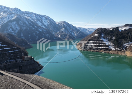 石川県白山市・手取湖のダムと貯水池を望む冬季空撮写真 139797265