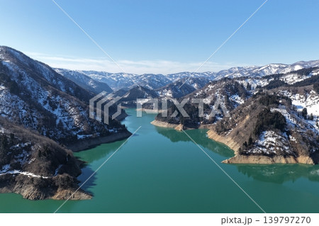 石川県白山市・手取湖を雪山とともに俯瞰した冬の空撮写真 石川県白山市・手取湖を雪山とともに俯瞰した冬の空撮写真 139797270