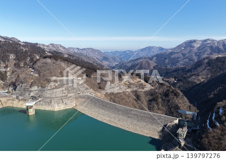 石川県白山市・手取湖（手取川ダム）を斜め俯瞰した空撮写真 139797276