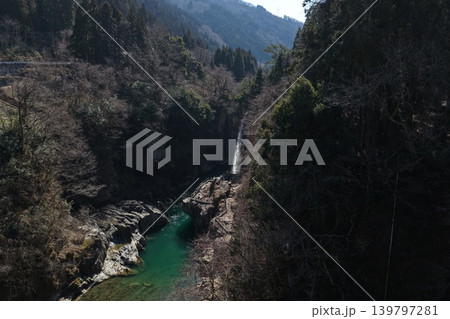 石川県手取川渓谷・綿ヶ滝と翡翠色の淵を俯瞰した空撮写真 石川県手取川渓谷・綿ヶ滝と翡翠色の淵を俯瞰した空撮写真 139797281