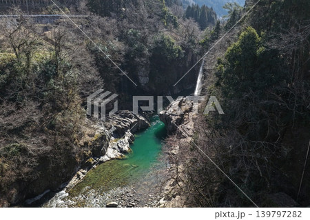 石川県白山市・綿ヶ滝と翡翠色の渓谷を斜め俯瞰した空撮写真 139797282