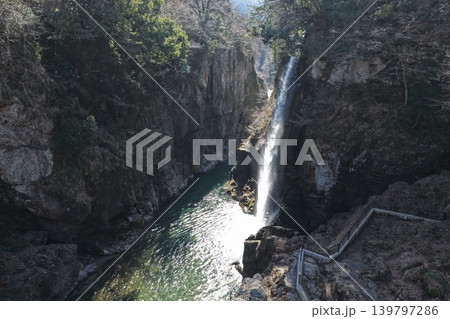 石川県白山市・綿ヶ滝と峡谷を斜め俯瞰した空撮写真 石川県白山市・綿ヶ滝と峡谷を斜め俯瞰した空撮写真 139797286