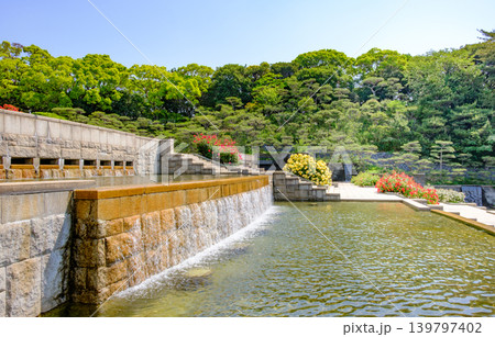 神戸市の須磨離宮公園にある庭園の満開のバラと噴水 139797402