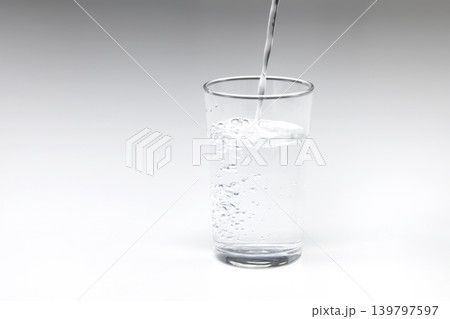 ペットボトルの水とコップ 139797597