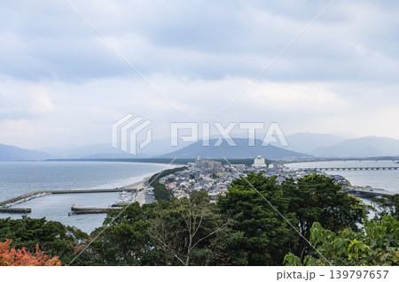 高台から眺める唐津の景勝地である虹の松原と松浦川 高台から眺める唐津の景勝地である虹の松原と松浦川 139797657