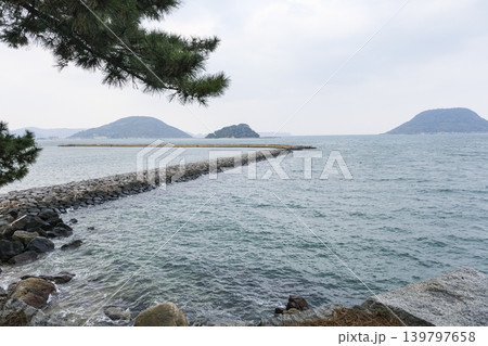 唐津の海岸から眺める唐津湾に浮かぶ島々 139797658