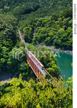 青い湖面に浮かぶ秘境駅 青い湖面に浮かぶ秘境駅 139798844