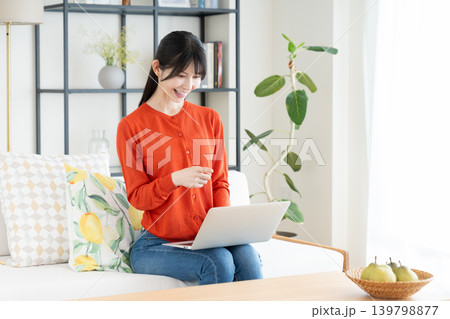 リビングでパソコンを使うミドルの女性 リビングでパソコンを使うミドルの女性 139798877