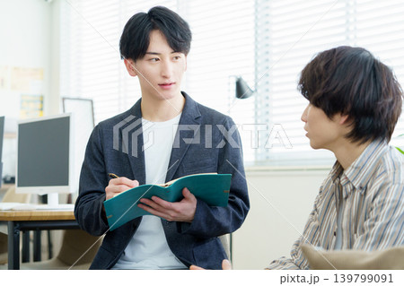 カウンセリング 話を聞きながらメモをとる若い日本人医師 カウンセリング 話を聞きながらメモをとる若い日本人医師 139799091