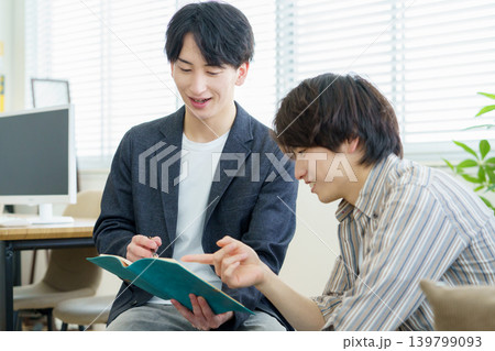 カウンセリング 話を聞きながらメモをとる若い日本人医師 カウンセリング 話を聞きながらメモをとる若い日本人医師 139799093