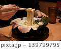チャーシューラーメンを食べる手元 139799795