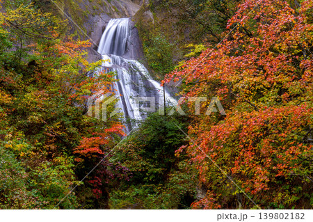 北海道東川町 天人峡の羽衣の滝と紅葉の絶景 日本の滝百選 北海道東川町 天人峡の羽衣の滝と紅葉の絶景 日本の滝百選 139802182