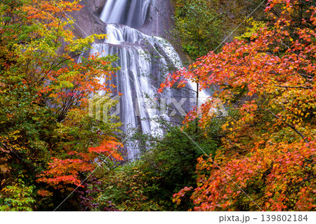 北海道東川町 天人峡の羽衣の滝と紅葉の絶景 日本の滝百選 北海道東川町 天人峡の羽衣の滝と紅葉の絶景 日本の滝百選 139802184