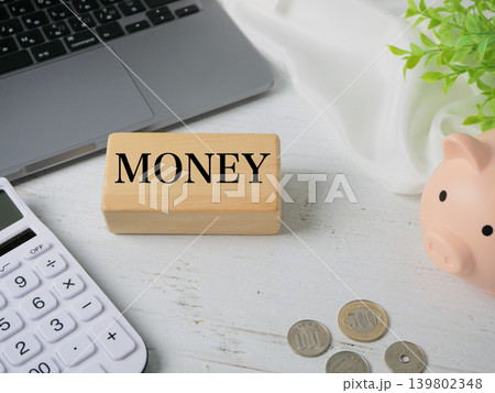MONEYをイメージした金融素材と電卓と貯金箱と硬貨 139802348