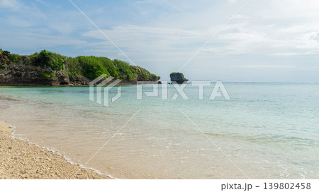 沖縄のニライビーチの透明度の高い海と白い砂浜と緑豊かな崖と奇岩の絶景風景(沖縄県中頭郡読谷村) 沖縄のニライビーチの透明度の高い海と白い砂浜と緑豊かな崖と奇岩の絶景風景(沖縄県中頭郡読谷村) 139802458